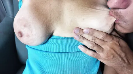 Er kneift seiner Frau in die Brustwarzen, damit sie eine Weile mit dem Lesen aufhört.