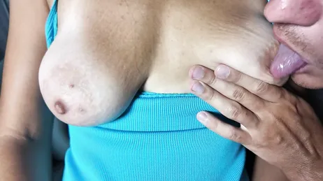 Er kneift seiner Frau in die Brustwarzen, damit sie eine Weile mit dem Lesen aufhört.