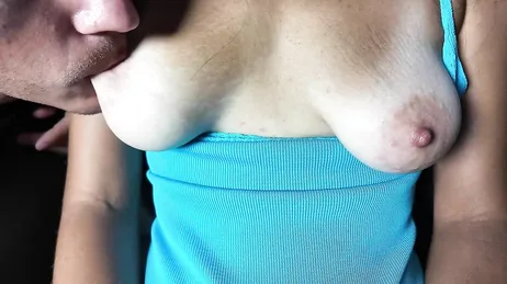 Er kneift seiner Frau in die Brustwarzen, damit sie eine Weile mit dem Lesen aufhört.