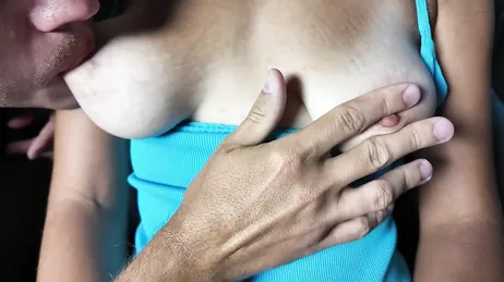 Er kneift seiner Frau in die Brustwarzen, damit sie eine Weile mit dem Lesen aufhört.