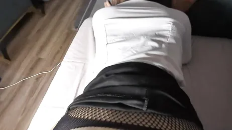 Ils sont tellement excités qu'ils décident d'enlever le préservatif et d'avoir des rapports sexuels non protégés.