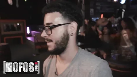 Despedida de soltera de lo más guarra, porno en la discoteca