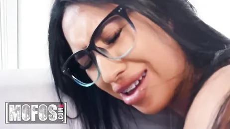 Pero que hace la señora de la limpieza con el coño al aire ..?