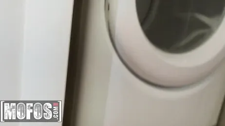 No lleva sujetador y claro, se le notan esos pezones tan duros y tan apetecibles ...