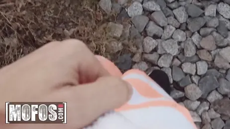 Jordi El Niño Polla trifft sich mit einer jungen spanischen Rothaarigen am Strand