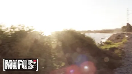 Jordi El Niño Polla trifft sich mit einer jungen spanischen Rothaarigen am Strand