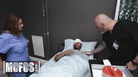 Schandaal!! Verpleegster betrapt op selfies met patiënt