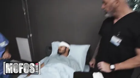 Schandaal!! Verpleegster betrapt op selfies met patiënt