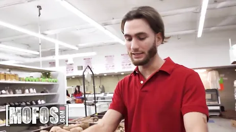 Eine Supermarktkassiererin wird von einem Arbeitskollegen vergewaltigt.