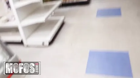 Eine Supermarktkassiererin wird von einem Arbeitskollegen vergewaltigt.