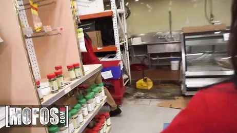 Eine Supermarktkassiererin wird von einem Arbeitskollegen vergewaltigt.