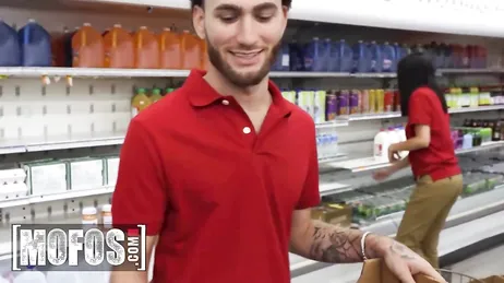 Eine Supermarktkassiererin wird von einem Arbeitskollegen vergewaltigt.