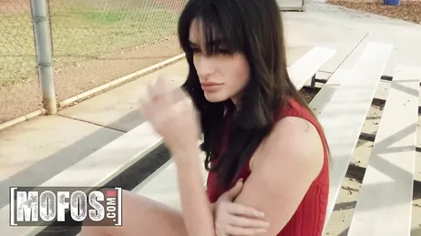 Mit Mühe, aber es geht schließlich ganz in den Arsch meiner Freundin.