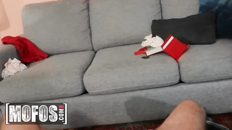 Mit Mühe, aber es geht schließlich ganz in den Arsch meiner Freundin.