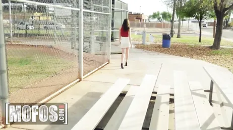 Mit Mühe, aber es geht schließlich ganz in den Arsch meiner Freundin.