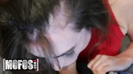 Mit Mühe, aber es geht schließlich ganz in den Arsch meiner Freundin.