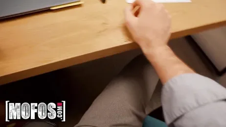 Guarda cosa ha tra le gambe il mio capo, è qualcosa di straordinario!