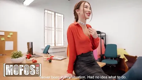 Guarda cosa ha tra le gambe il mio capo, è qualcosa di straordinario!