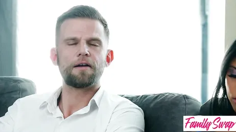 Deux demi-sœurs cruelles décident d'échanger leurs petits amis : quelles salopes !