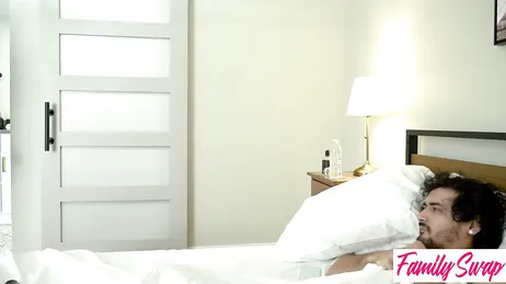 Deux demi-sœurs cruelles décident d'échanger leurs petits amis : quelles salopes !