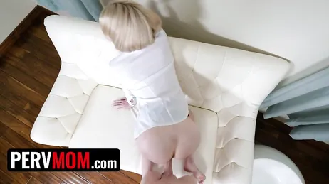 Diese perverse Mutter weckt ihren Stiefsohn gerne mit einem Blowjob.