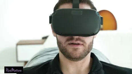 Mamma kommer hem från jobbet utan bh och visar bröst och bröstvårtor