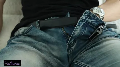 Mamma kommer hem från jobbet utan bh och visar bröst och bröstvårtor