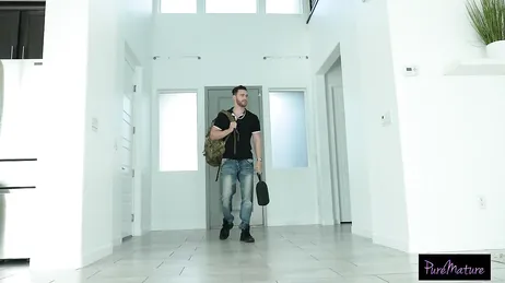 Mamma kommer hem från jobbet utan bh och visar bröst och bröstvårtor