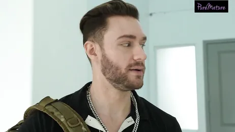 Mamma kommer hem från jobbet utan bh och visar bröst och bröstvårtor