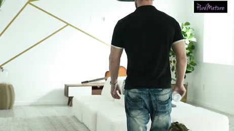 Mamma kommer hem från jobbet utan bh och visar bröst och bröstvårtor