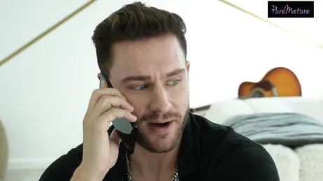 Mamma kommer hem från jobbet utan bh och visar bröst och bröstvårtor