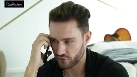 Mamma kommer hem från jobbet utan bh och visar bröst och bröstvårtor