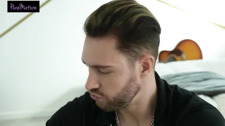 Mamma kommer hem från jobbet utan bh och visar bröst och bröstvårtor