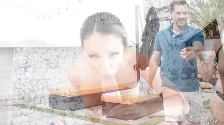 Die Mutter versucht, am Pool die Aufmerksamkeit des kleinen Jungen zu erregen.