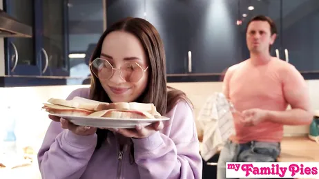 Ma fille, qu'est-ce que tu fais à mettre la machine à laver en marche ? Tu sais bien qu'elle n'est pas allumée aujourd'hui !