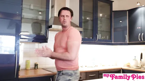 Ma fille, qu'est-ce que tu fais à mettre la machine à laver en marche ? Tu sais bien qu'elle n'est pas allumée aujourd'hui !