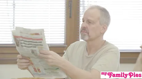 Papá casi me pilla enseñándole el coño a mi hermanastro