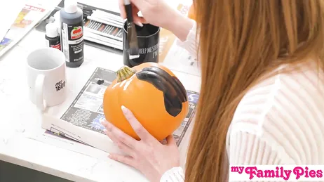 Mia nipote indossa una gonna così corta che si vede metà della sua figa