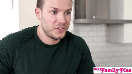 Hijo, no me la puedes meter, sabes que papá llegará en nada