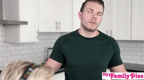 Hijo, no me la puedes meter, sabes que papá llegará en nada