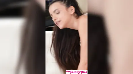 La fille s'y donne vraiment à fond avec la bite de son beau-père !