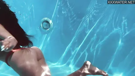 La venezuelana Yenifer Chacon entra in piscina: che gran bel culo che ha