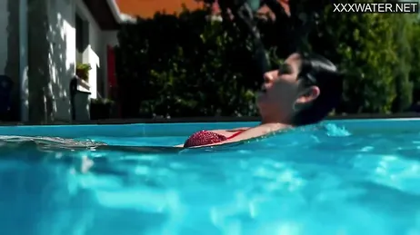 La venezuelana Yenifer Chacon entra in piscina: che gran bel culo che ha