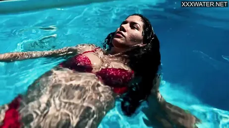 La venezuelana Yenifer Chacon entra in piscina: che gran bel culo che ha