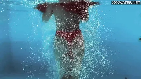 La venezuelana Yenifer Chacon entra in piscina: che gran bel culo che ha