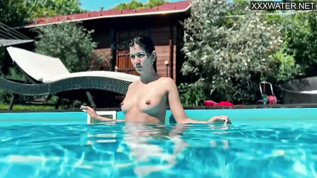 La venezuelana Yenifer Chacon entra in piscina: che gran bel culo che ha