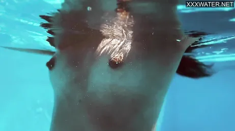 La venezuelana Yenifer Chacon entra in piscina: che gran bel culo che ha