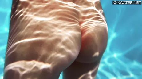 La venezuelana Yenifer Chacon entra in piscina: che gran bel culo che ha