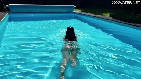 La venezuelana Yenifer Chacon entra in piscina: che gran bel culo che ha