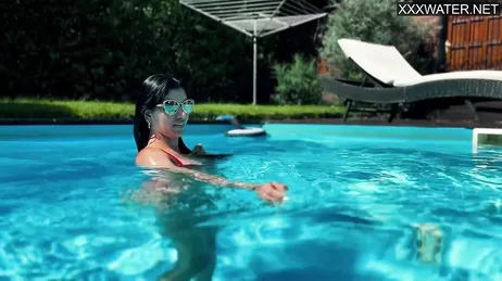 La venezuelana Yenifer Chacon entra in piscina: che gran bel culo che ha